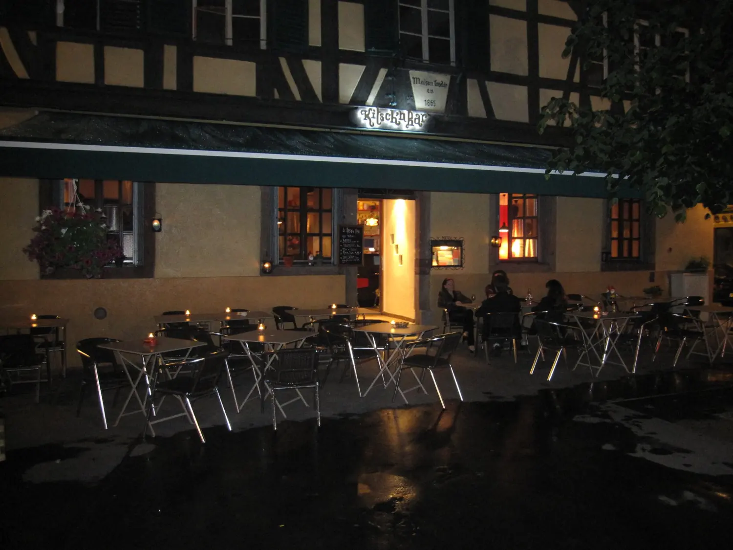 La terrasse sur le quai, le soir